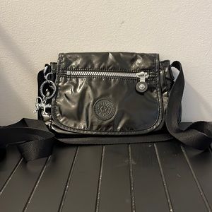 KIPLING Sabían Mini Crossbody Bag. Metallic Black